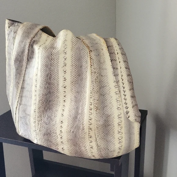 Elegant Snakeskin Patterned Tote Bag - Picture 2 of 6